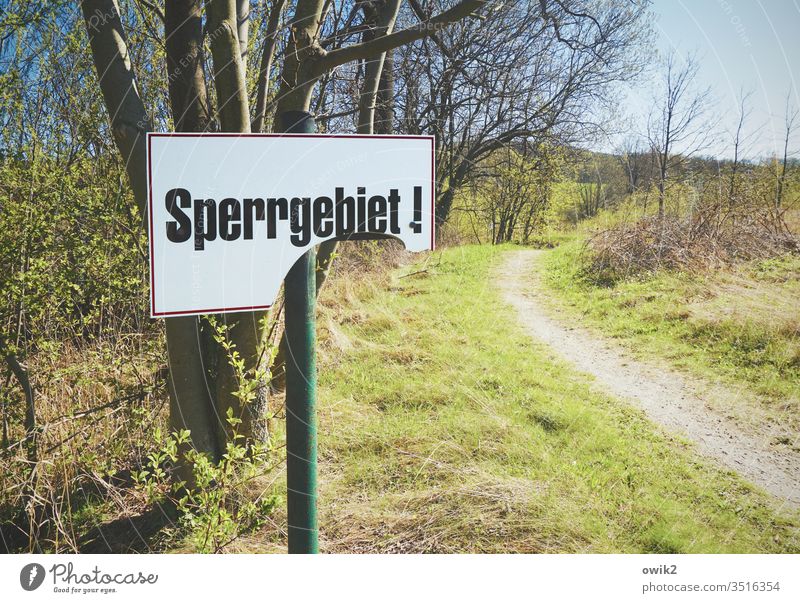 Letzte Warnung Natur draußen Außenaufnahme Weg Baum Gras Frühling Schild kaputt Absperrung Sperrgebiet Warnschild Verbotsschild defekt schadhaft gewalttätig