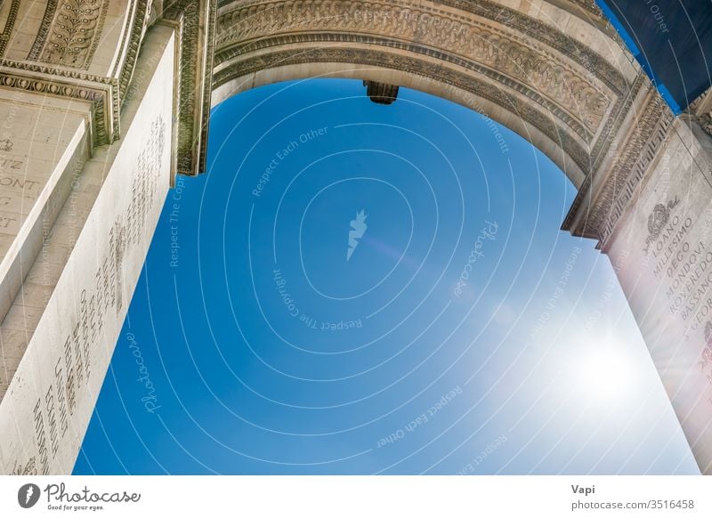 Arc de Triomphe am blauen Himmel in Paris Bogen triumphieren Frankreich Triumph Wahrzeichen Architektur Tourismus Denkmal Französisch Europa reisen Großstadt