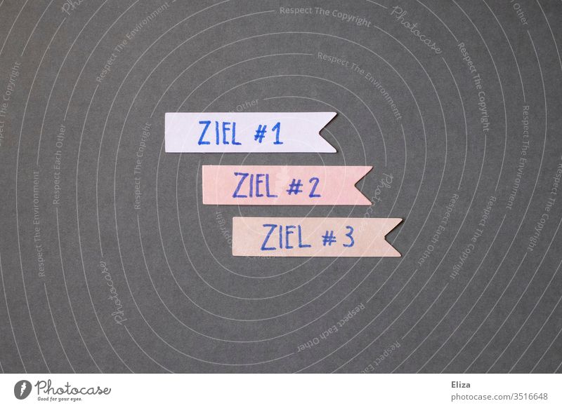 Drei Schilder auf denen das Wort Ziel mit den Nummern 1, 2 und 3 steht; Ziele definieren, Erfolg, Karriere Zielerreichung fokussieren Coaching Ehrgeiz Business