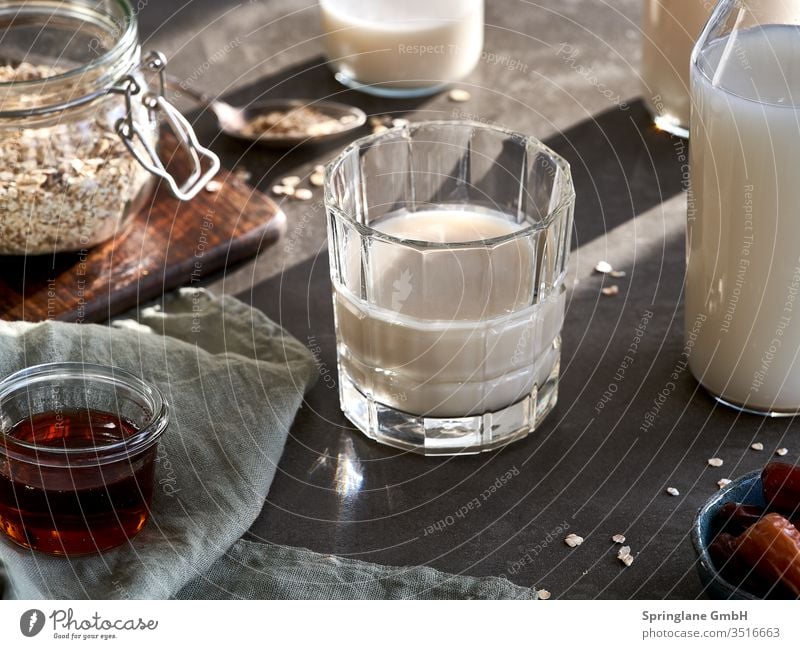 Hafermilch selber machen Vegan Walnussmilch Speisen & Getränke Innenaufnahme Kaffee Glas Eingießen Pflanzenmilch Milch Nussmilch Mandelmilch Drink Milchersatz