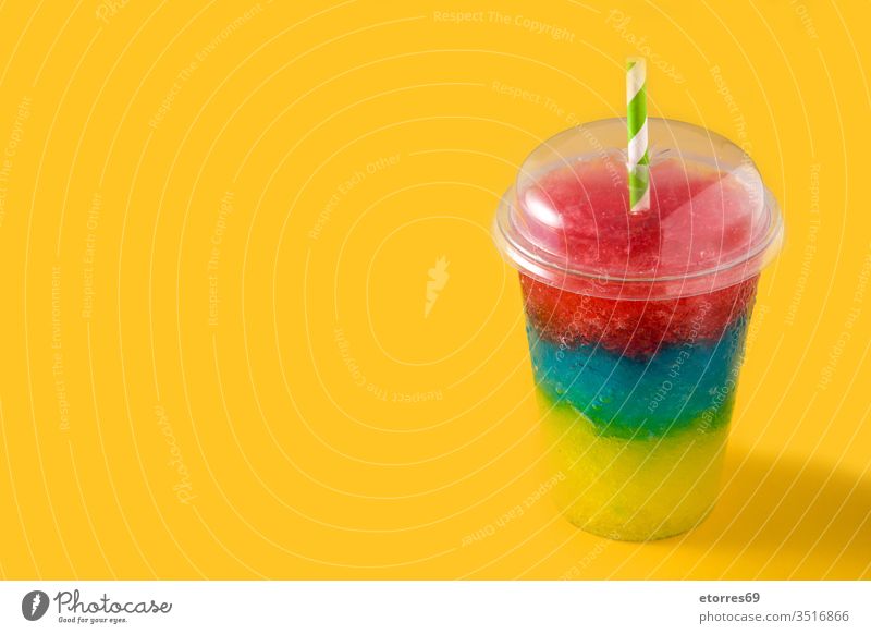 Bunter Slushie verschiedener Geschmacksrichtungen blau farbenfroh trinken frisch gefroren granita eisbedeckt Zitrone orange Kunststoff Regenbogen rot