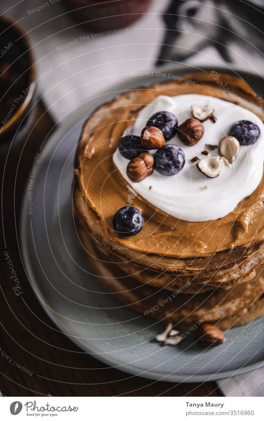 Stapel Pfannkuchen mit Belag Pfannkuchenstapel Beläge Lebensmittel Food-Fotografie Ernährung frisch Frühstück Frucht Gesundheit Dessert Snack Beeren Hintergrund