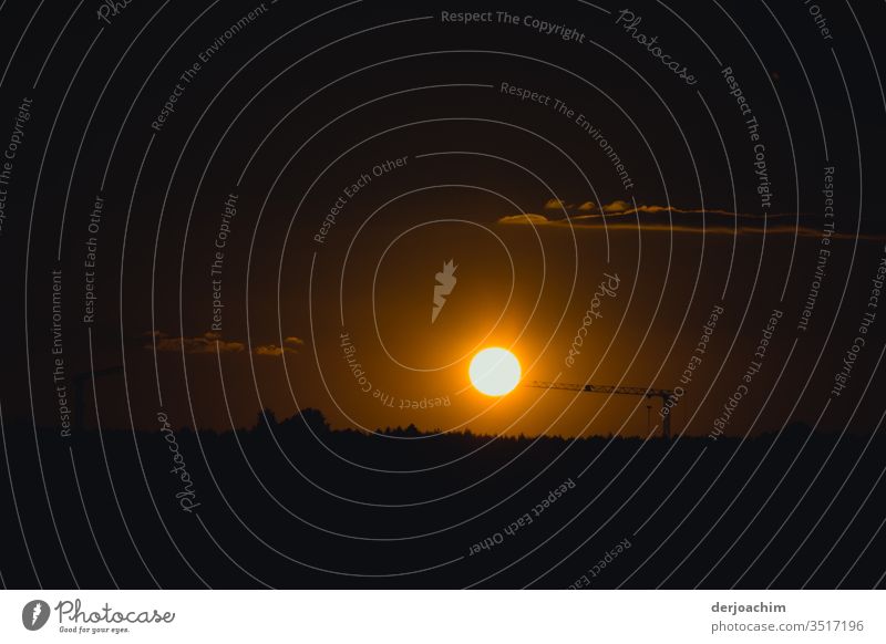 Die Sonne hängt  am Kran!. Sie soll noch nicht untergehen. Sonnenuntergang in Franken. Fast Wolkenloser Himmel. Abend Natur Schatten Abenddämmerung Dämmerung