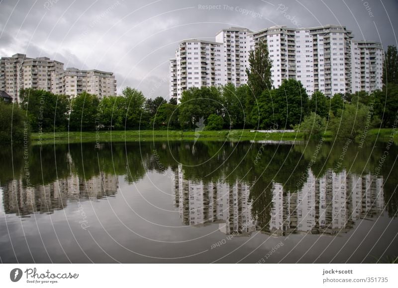 Merkwürdiges Viertel Himmel Wolken Teich Wohnhochhaus Fassade modern trist Umwelt Sozialer Brennpunkt Wohngebiet Grünfläche Stadtentwicklung Silhouette