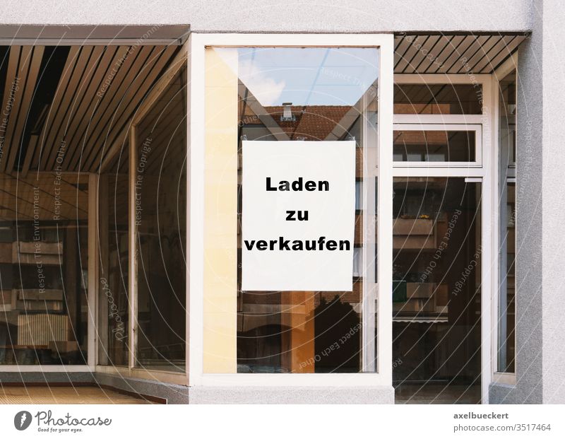 Laden zu verkaufen - Schild im Schaufenster laden zu verkaufen Geschäftsaufgabe Leerstand Krise Ladengeschäft Business Wirtschaft Verlassen Fenster leer