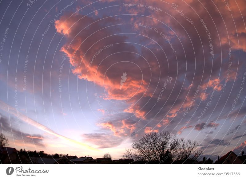 Rote Gewitterwolken dramatische Farbgebung am Abendhimmel Außenaufnahme extrem Farbkombination Natur Unwetter Klima schlechtes Wetter Sturm Klimawandel Farbfoto