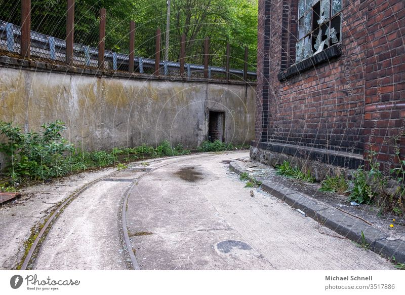 Alte Fabrik-Transport-Straße mit Schienen und Kurve transport Verkehr Schienenverkehr Gleise Fabrikhalle alt Industrie