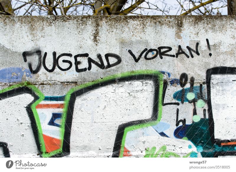 Jugend voran! Statement an einer alten Betonmauer Graffito Mauer Schriftzug Parolen Wunschvorstellung Wunschdenken Wand Schriftzeichen Graffiti Tag Farbfoto