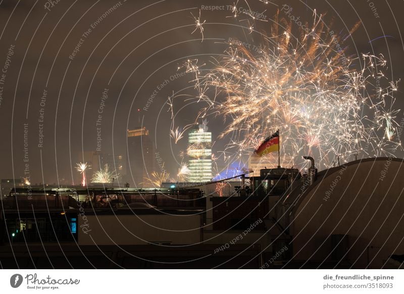 Silvester am Potsdamer Platz Bahntower Skyline Neujahr Feuerwerk Berlin Silvester u. Neujahr Hochhaus Architektur Nacht Hauptstadt Langzeitbelichtung