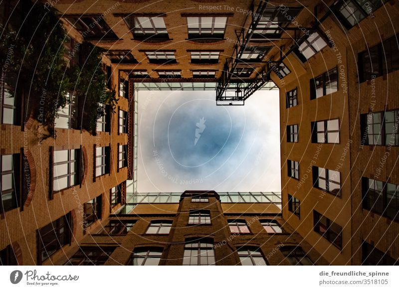 Innenhof mit Blick nach oben Blickwinkel Symmetrie Architektur Haus Gebäude Menschenleer Fassade Stadt Bauwerk Froschperspektive Häusliches Leben Hof Himmel