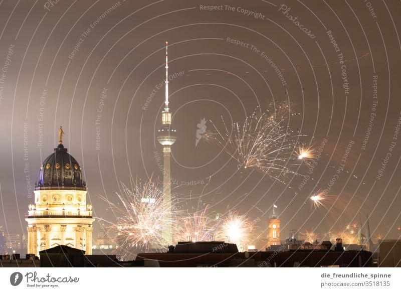 Silvester über Berlin Skyline Neujahr Feuerwerk Silvester u. Neujahr Hochhaus Architektur Nacht Hauptstadt Langzeitbelichtung Haus modern Deutschland Flagge