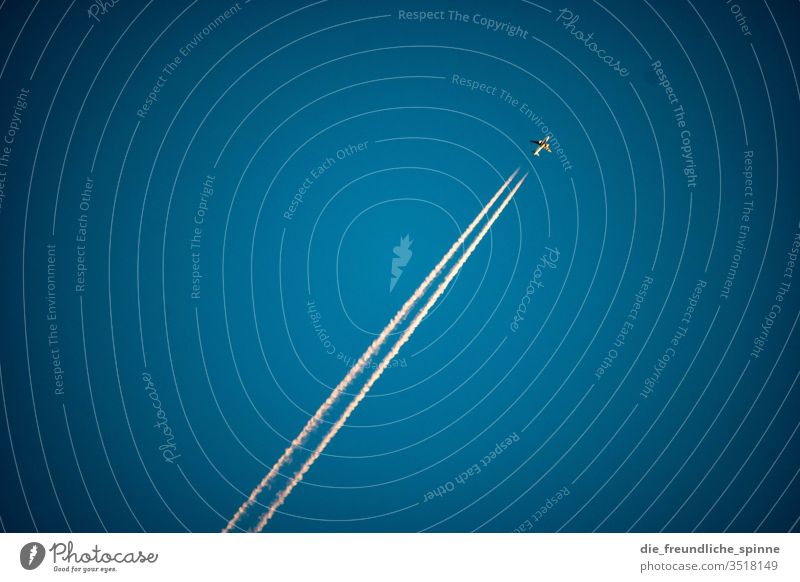 Flugzeug am Himmel Kondensstreifen Chemtrail blau Leere Luftverkehr weiß fliegen Ferne Ferien & Urlaub & Reisen Außenaufnahme Fernweh Tourismus Menschenleer