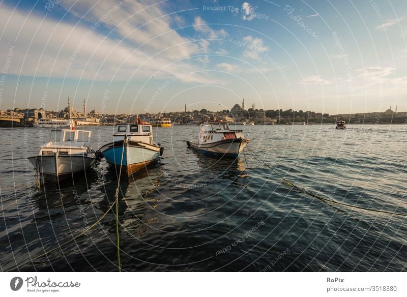 Fischerboote am goldenen Horn. Istanbul Galata Moschee Boot Stadt Verkehr traffic Bauwerk Boote Fluss river Konstruktion Stimmung Statik Festigkeit