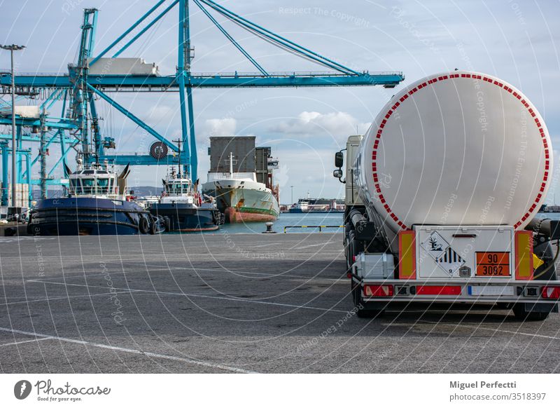 Tankwagen im Hafen Kamionzisterne mercancias peligrosas transporte de liquidos Puerto suministro señales de peligro grua remolcadores Brennstoff buque Barco