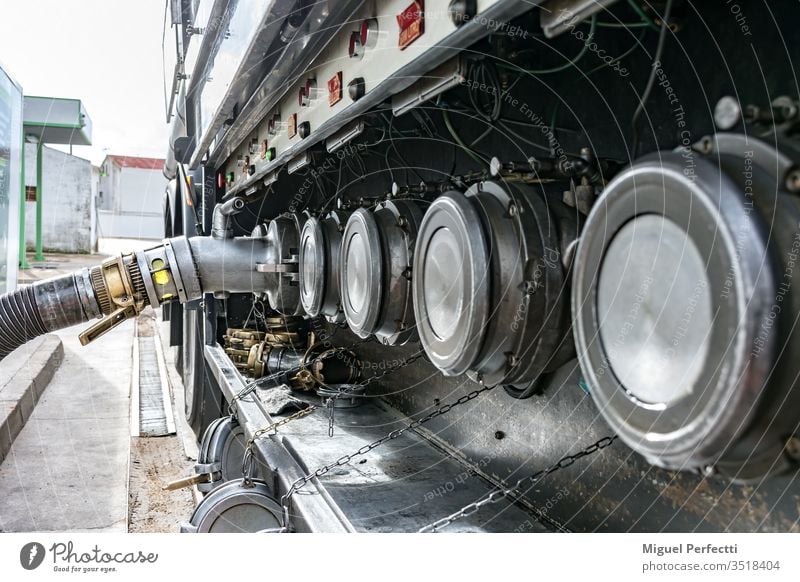 Tankwagen beim Entladen von Kraftstoff Brennstoff Vorrat Entlassung Flüssigtransport Erdöl Ölindustrie gefährliche Güter brennbar Tankstelle Diesel Industrie