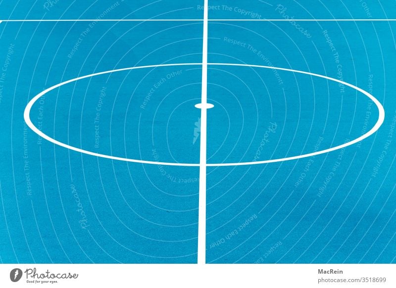 Spielfeld in Blau sprielfeld sportplatz sportarena mittelpunkt kreis Markierungslinie Markierungen linien weiß blau Außenaufnahme