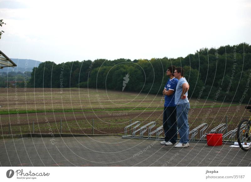 2guys Mensch maskulin Junger Mann Jugendliche Freundschaft 18-30 Jahre Erwachsene Jugendkultur Landschaft Wiese Wald beobachten stehen Ferne Fahrradständer