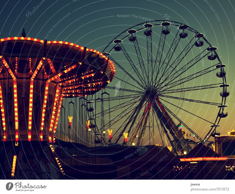 Wir bleiben wach Freude Jahrmarkt Veranstaltung Himmel Wolkenloser Himmel Schönes Wetter drehen hoch retro rund schön blau gelb grün orange schwarz