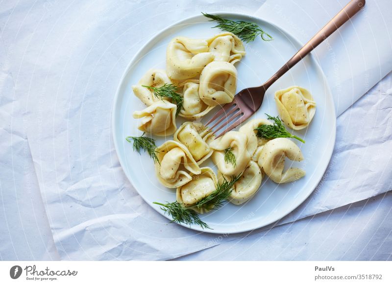 Tortelloni am Teller tortelloni pasta Mittagessen Fastfood Food Italienische Küche schnelles essen weiß auf weiß aufsicht dinner for one Snack dill