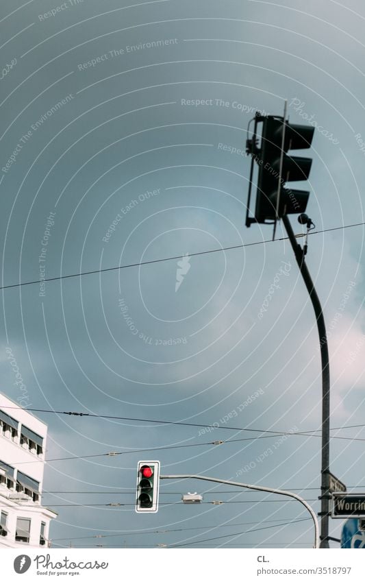 ampel Ampel Verkehr stoppen rot Halt Verkehrszeichen Straßenverkehr Berufsverkehr Stillstand Himmel Gebäude Strassenschild Verkehrswege Außenaufnahme Stadt Tag