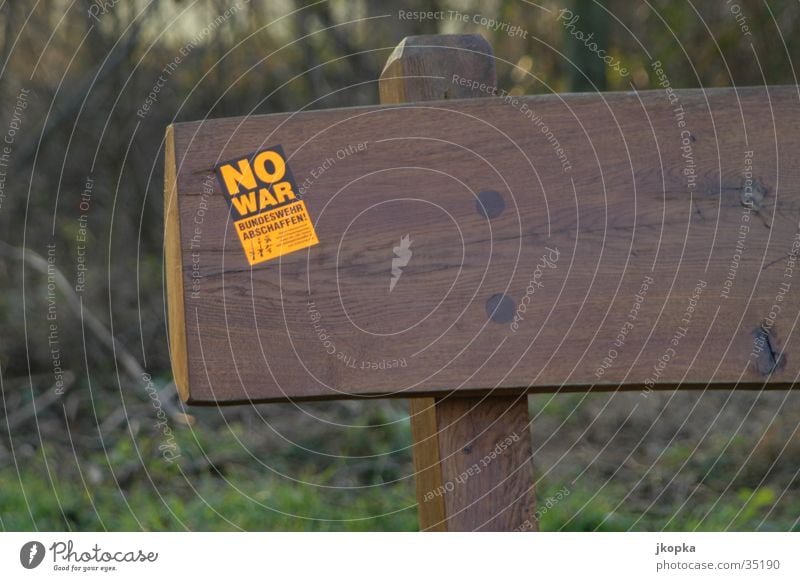 no war Freiheit Kultur Baum Park Wald Bank Zeichen Schriftzeichen Schilder & Markierungen sitzen braun gelb schwarz Frieden Krieg protestieren rebellieren