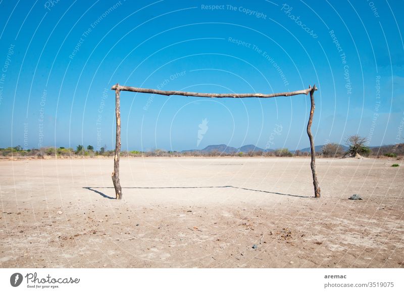 Selbsgebautes Fussballtor auf einem Sandplatz in Afrika Fußballtor Tor Fußballplatz Sport Zimbabwe Spiel Menschenleer Ballsport Sportstätten Freizeit & Hobby