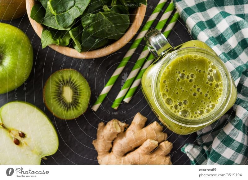 Gesunder grüner Smoothie im Glas auf schwarzem Stein - Draufsicht Apfel Farbe Zusammensetzung gekocht lecker Entzug Diät Speise trinken Lebensmittel frisch