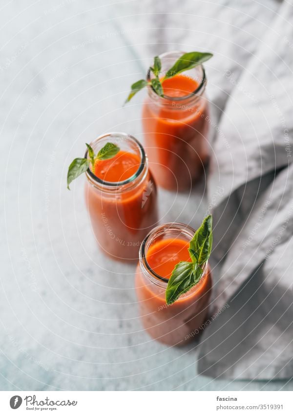 Gaspacho-Suppe in Glasflaschen, vertikal gaspacho Tomate Tisch Gazpacho Paprika kalt Lebensmittel rot Sommer Gemüse Spanisch Veganer Basilikum Mahlzeit