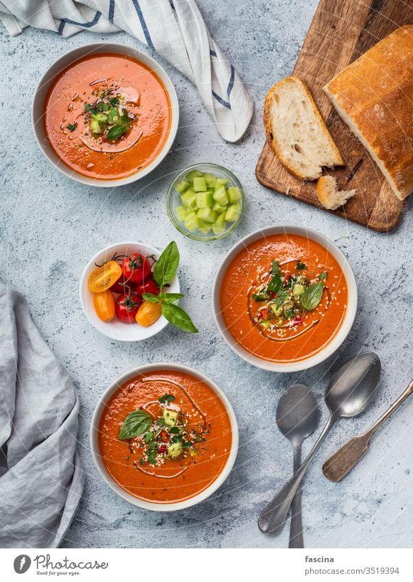 Gaspacho-Suppe auf hellem Marmor, Draufsicht gaspacho Tomate Gazpacho Paprika Schalen & Schüsseln kalt Lebensmittel rot Sommer Gemüse Spanisch Veganer Basilikum