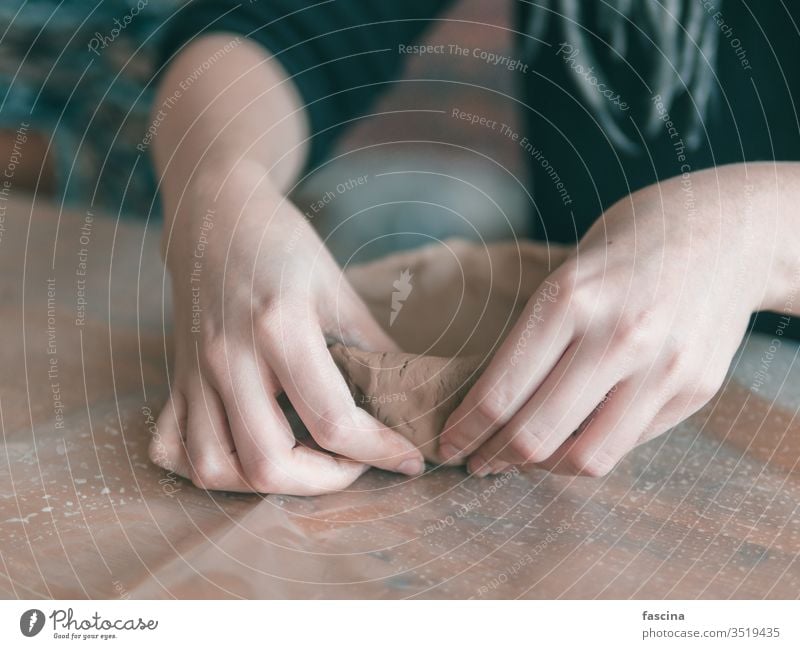 Keramikerhände machen einen Teller aus Ton Hände braun Handwerk Arbeit Kunst handgefertigt Töpferwaren Fähigkeit Werkstatt Kultur Basteln Hobby traditionell Rad