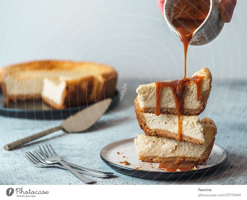 Karamellguss auf Wangenknochenstücke Käsekuchen Karamell-Backenkopf Karamell-Gießen selbstgemacht Saucen Hintergrund frisch klassisch Tisch Kuchen Dessert süß