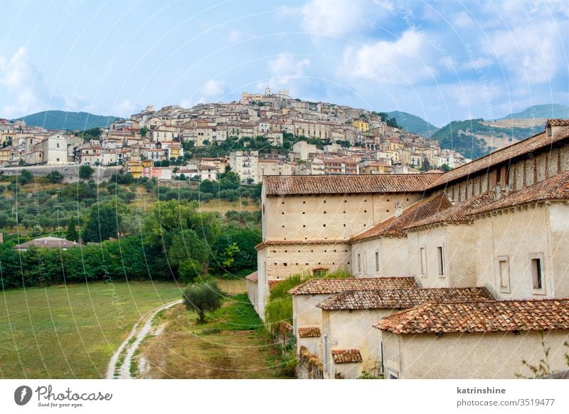 Blick auf die Stadt Padula vom Kartäuserkloster St. Lorenz kartäusisch Kartause Ansicht Hügel cilento Sankt Lorenz certosa San Lorenzo Kloster Campania antik