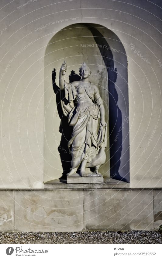 Skulptur mit Hahn gewandet Architektur dunkel Nacht Abenddämmerung Dämmerung Außenaufnahme Himmel Farbfoto Stadt Licht Bauwerk Silhouette Gebäude Menschenleer