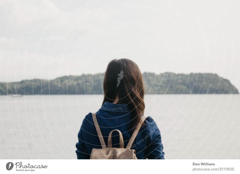 Mädchen, das in die Ferne blickt Frau allein Meer Denken jung Hintergrund schön blau Horizont Lifestyle Einsamkeit Meditation Berge Gipfel Menschen Erholung