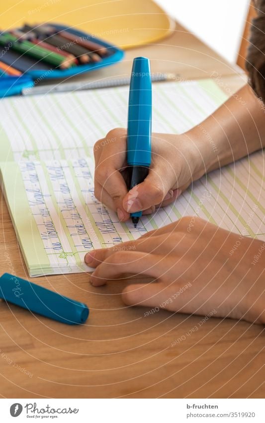 Schüler schreibt in einem Heft Füllfeder schulheft schreiben Bildung lernen Innenaufnahme Schule Hausaufgabe Schulkind Kindheit Kindererziehung Schreibstift