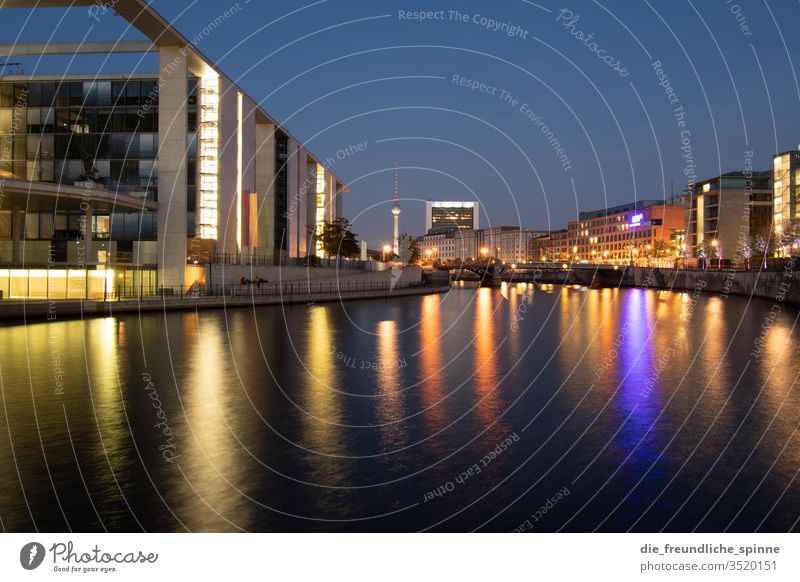 Regierungsviertel bei Nacht Spree Fluss Berlin Fernehturm Wasser Hauptstadt Farbfoto Außenaufnahme Stadt Architektur Menschenleer Sehenswürdigkeit Dämmerung