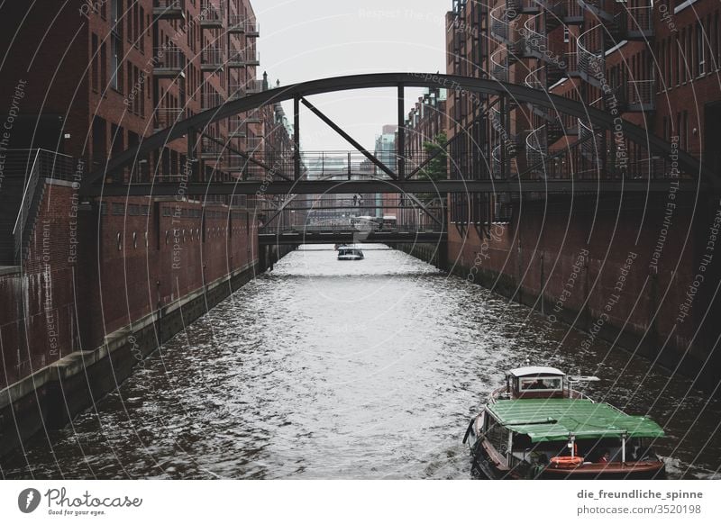 Sonnenuntergang Hamburger Hafen Elbe Schiff Schifffahrt Hafenstadt Wasser Farbfoto Wasserfahrzeug Außenaufnahme Dämmerung Fluss Sehenswürdigkeit Himmel