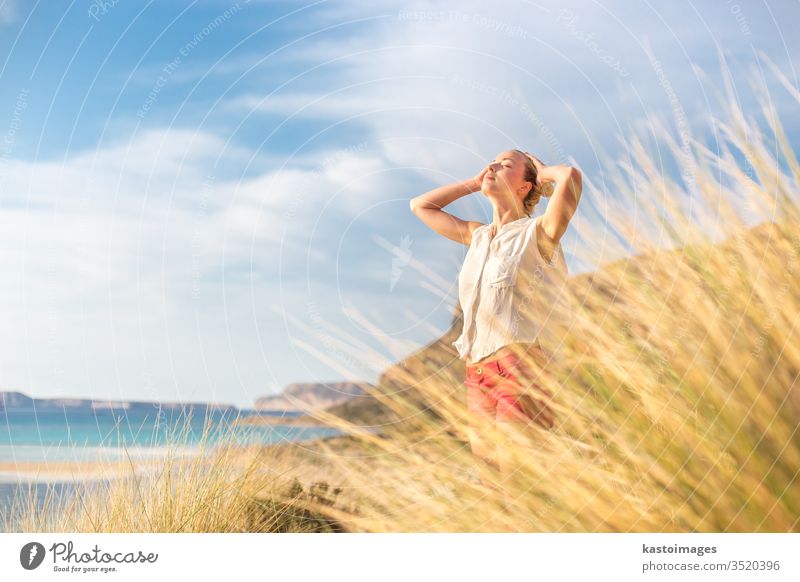 Freie glückliche Frau, die im Urlaub Sonne genießt. Natur frei Glück Sommer sorgenfrei sich[Akk] entspannen Wind Freiheit Fröhlichkeit Strand jung Wellness