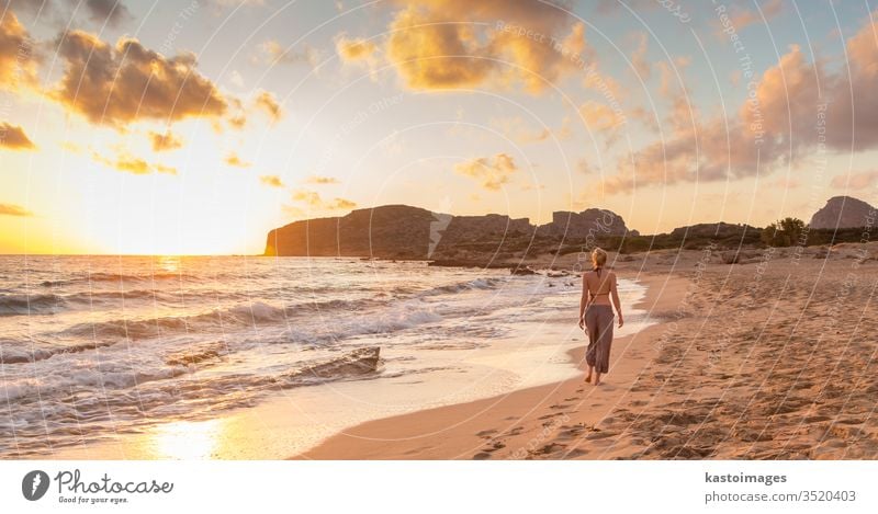 Frau geht bei Sonnenuntergang am Sandstrand spazieren. Strand Sommer jung MEER Wasser Natur Erholung Mädchen Person Falasarna Urlaub Schönheit im Freien schön