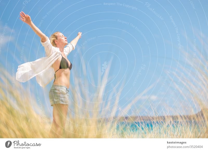 Freie glückliche Frau, die im Urlaub Sonne genießt. Sommer Natur frei Glück sorgenfrei sich[Akk] entspannen Wind Freiheit Fröhlichkeit Strand jung Wellness