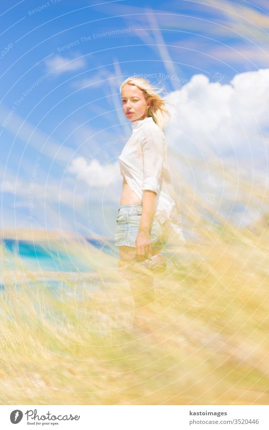 Freie glückliche Frau, die im Urlaub Sonne genießt. Natur frei Glück Sommer Wind Freiheit Strand jung Mädchen schön Schönheit Fröhlichkeit im Freien weiß