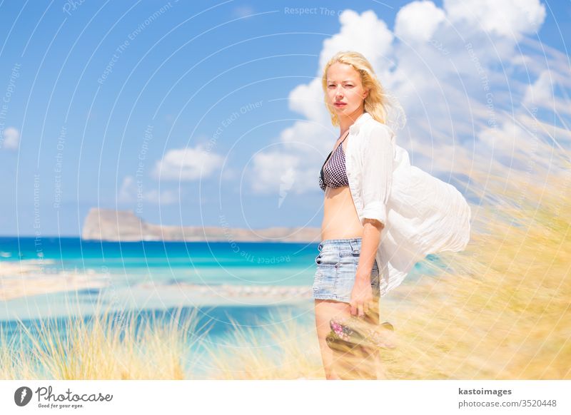 Freie glückliche Frau, die im Urlaub Sonne genießt. Natur frei Glück Sommer Wind Freiheit Strand jung Mädchen schön Schönheit Fröhlichkeit im Freien weiß