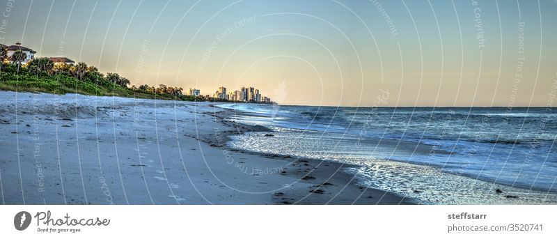 Sonnenaufgang am Vanderbilt-Strand entlang der Golfküste Tagesanbruch Morgendämmerung Küstenlinie Küstenstreifen Sand Meer MEER Blauer Himmel weißer Sand