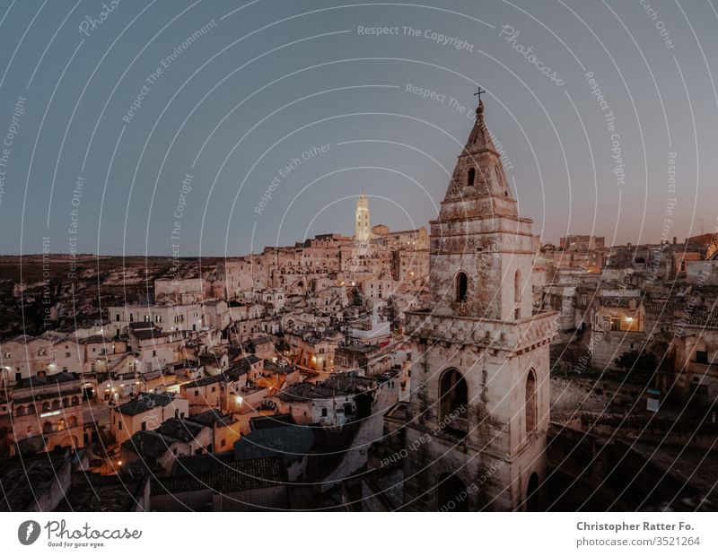 Felsenstadt Matera in der Dämmerung Reise Hintergrundbild Apulien Postkarte Hügel Stein Stille Dorf Aussicht Gelassenheit Farbfoto Italien Horizont Tourismus