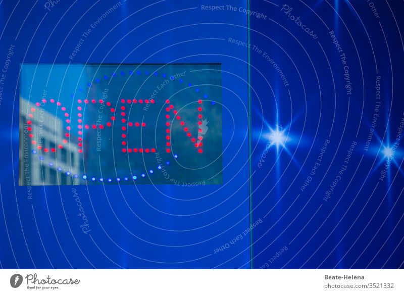 Beleuchtete Eingangstür mit gespiegeltem Gebäude und LED-Schrift: OPEN Etablissements Bart Außenaufnahme Open geöffnet Farbe einladend blau rot weiß