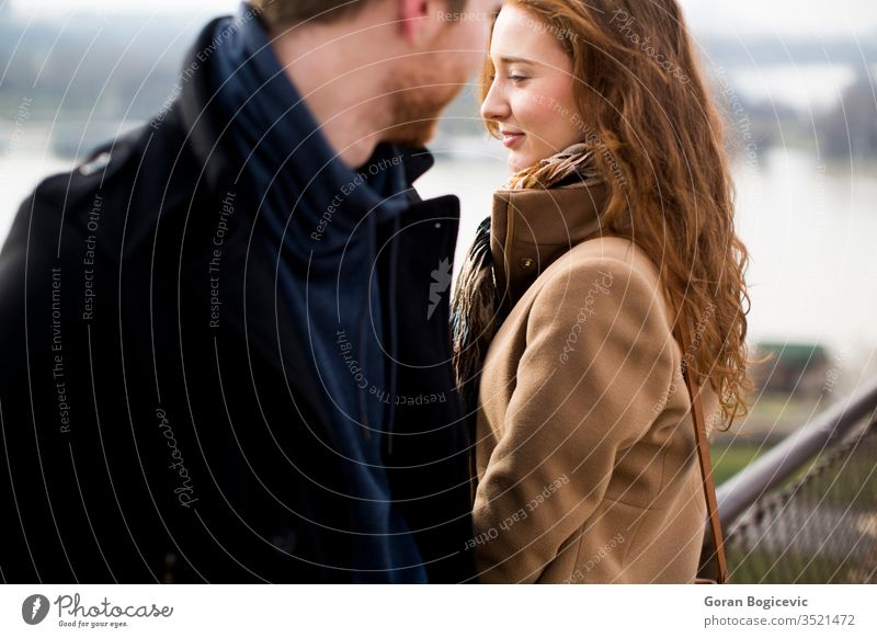 Junges Liebespaar im Freien Typ zwei Rotschopf Park Herbst Tag Leben Erwachsener lässig Menschen Frau Vollbart Jacke Mädchen Gesicht Männer Winter fallen