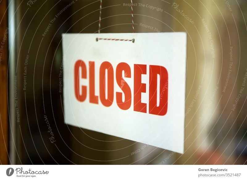 Geschlossenes Schild, das an der Tür eines Cafés oder kleinen Geschäfts hängt Business Laden Zeichen Fenster Werkstatt weiß Straße rot Entschuldigung