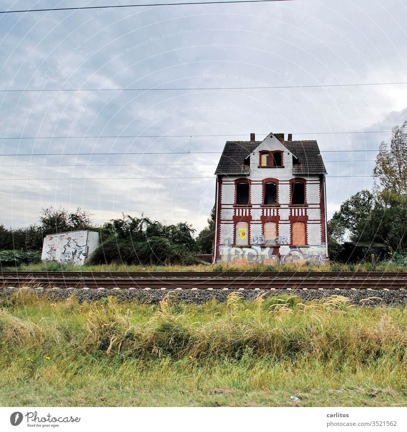 Das alte Haus am Bahndamm hatte viel gesehen. Vor allem "Bessere Zeiten" Ruine Gleise Fenster vernagelt Renovierung Vergänglichkeit Gebäude Verfall