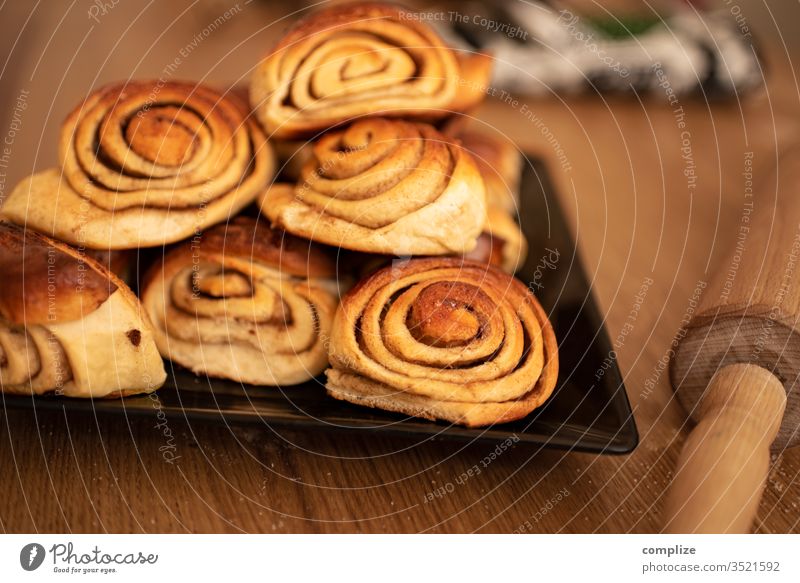 Finnische Zimtschnecken (Korvapuusti) Finnland Gebäck backen Kardamom Backwaren Essen süß