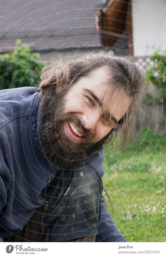 Der Gärtner Freizeit & Hobby Frühling Gartenarbeit Arbeitskleidung Bioprodukte Natur grün gärtnern Junger Mann frisch attraktiv lange Haare Bart